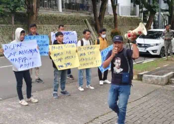 UNJUK RASA - Sejumlah aktivis yang tergabung dalam Dewan Pimpinan Wilayah (DPW) Jaringan Pemuda Mahasiswa Indonesia (JPMI) Banten, menyoroti pengelolaan wisata di Banten. (ISTIMEWA)