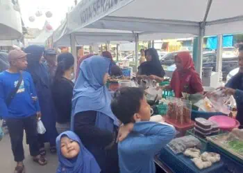 Masyarakat Serang dan sekitarnya, sedang membeli makanan untuk berbuka puasa di Pasar Lama, Serang, Banten. (ISTIMEWA)