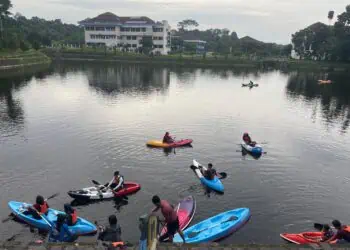 Di permukaan air Danau Retensi 3 Kawasan Pusat Pemerintahan Provinsi Banten (KP3B), Curug, Kota Serang, warga bisa ngabuburit sambil menikmati suasana dengan cara yang berbeda, yakni naik perahu kano. (ISTIMEWA)
