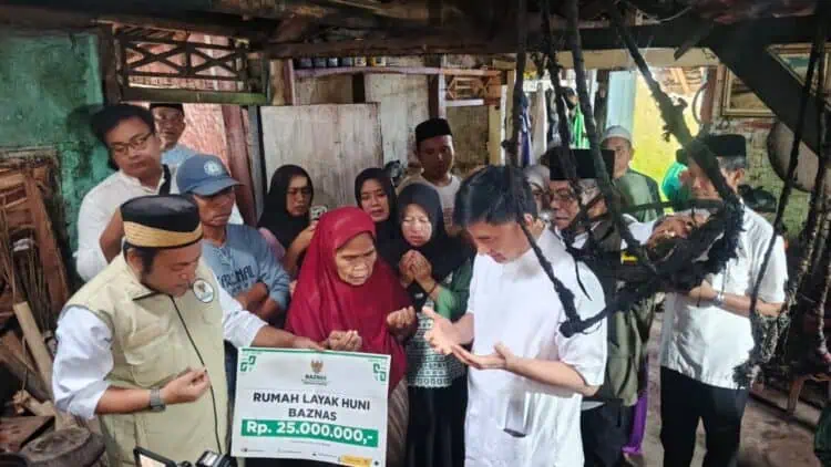 Wagub Dimyati Safari Ramadan di Caringin, 2 Warga Caringin Pandeglang Terima Bantuan RLHB