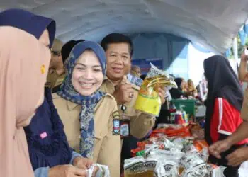 Bupati Serang Ratu Rahmatuzakiyah, membuka kegiatan Bazar Ramadan, Selasa (3/3/2026). (ISTIMEWA)