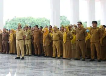 APEL PAGI : Para pegawai Pemprov Banten melakukan apel pagi. Terkait perayaan Idul Fitri, Gubernur Banten Andra Soni telah mengeluarkan kebijakan bagi para ASN, terutama larangan menggunakan fasilitas negara. (ISTIMEWA)