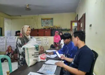 PAKET SEMBAKO - Dinas Ketahanan Pangan (Ketapang) Provinsi Banten, bekerjasama dengan PT Agrobisnis Banten Mandiri (Perseroda) atau ABM, membagikan paket sembako kepada 5.900 penerima manfaat yang tersebar di delapan Kabupaten/Kota. (ISTIMEWA)