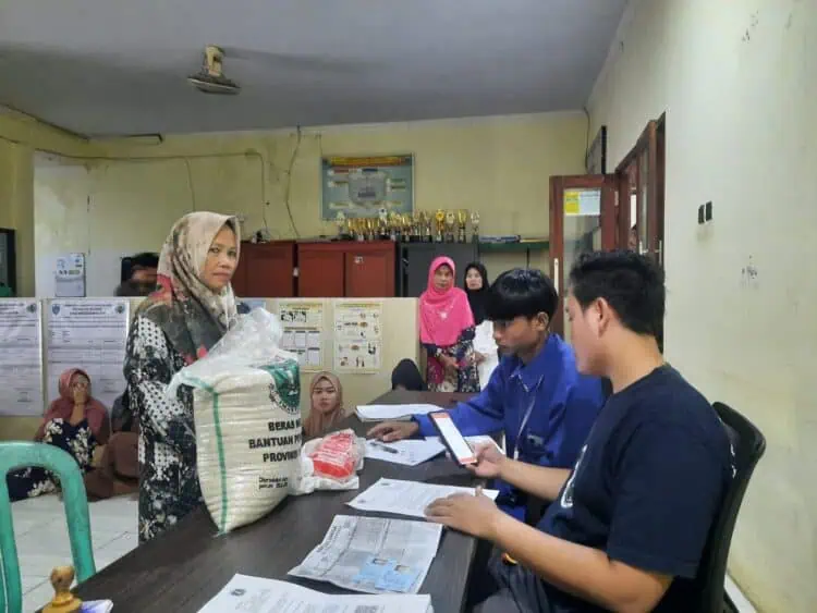 PAKET SEMBAKO - Dinas Ketahanan Pangan (Ketapang) Provinsi Banten, bekerjasama dengan PT Agrobisnis Banten Mandiri (Perseroda) atau ABM, membagikan paket sembako kepada 5.900 penerima manfaat yang tersebar di delapan Kabupaten/Kota. (ISTIMEWA)