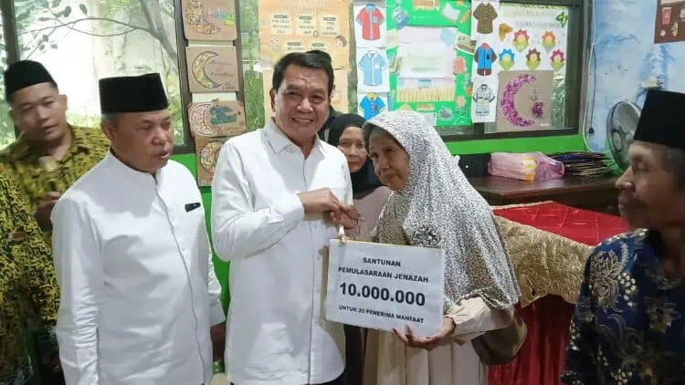 Baznas dan Bupati Tangerang Salurkan Zakat Profesi