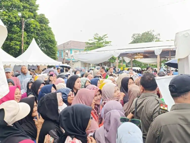 Warga Pondok Aren Antre Sembako Murah di Tengah Hujan, Minyak dan Telur Jadi Buruan
