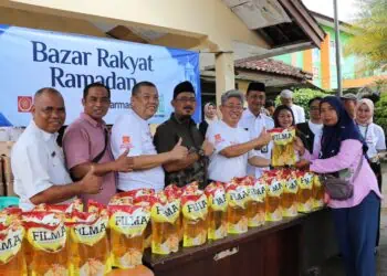 Unit usaha APP Group, PT Indah Kiat Pulp & Paper Tbk (IKPP) Serang Mill, menyelenggarakan bazar minyak goreng harga subsidi bagi masyarakat sekitar. Kegiatan ini dilaksanakan di dua lokasi, yakni Kantor Desa Kragilan dan Kantor Desa Tegal Maja, Kamis (5/3/2026). (ISTIMEWA)