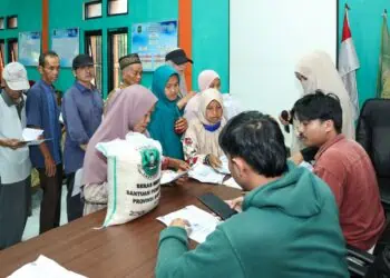 MENERIMA BANTUAN - Sejumlah warga Kota Sari, Kecamatan Grogol, Kota Cilegon menerima bantuan beras dari program CPP Provinsi Banten. (ISTIMEWA)