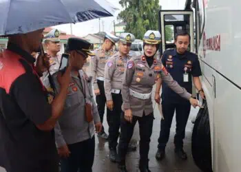 CEK KENDARAAN - Satuan Lalu Lintas (Satlantas) Polresta Serang Kota, melaksanakan kegiatan Ramp Check terhadap kendaraan angkutan umum di Terminal Pakupatan, Kota Serang, Kamis (5/3/2026). (ISTIMEWA)