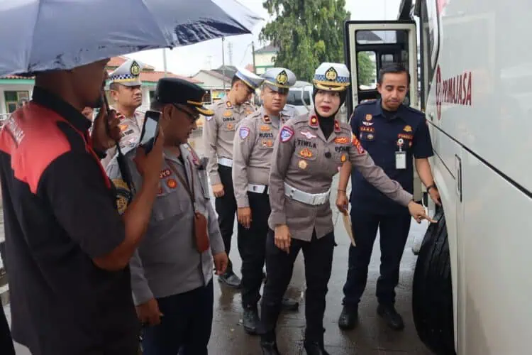 CEK KENDARAAN - Satuan Lalu Lintas (Satlantas) Polresta Serang Kota, melaksanakan kegiatan Ramp Check terhadap kendaraan angkutan umum di Terminal Pakupatan, Kota Serang, Kamis (5/3/2026). (ISTIMEWA)