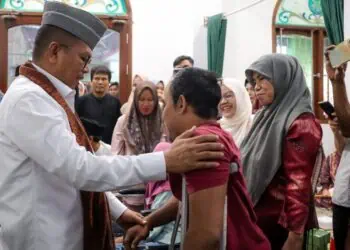 MENYAPA MASYARAKAT : Gubernur Banten Andra Soni menyapa masyarakat saat melakukan kegiatan safari ramadan. (ISTIMEWA)