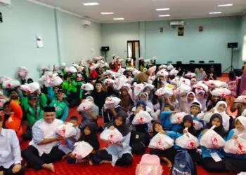 Palang Merah Indonesia (PMI) Provinsi Banten, membagikan ratusan paket sembako dan sejumlah uang untuk berbuka puasa kepada pengemudi Go-Jek, yatim piatu dan janda, Jumat (6/3/2026). (ISTIMEWA)