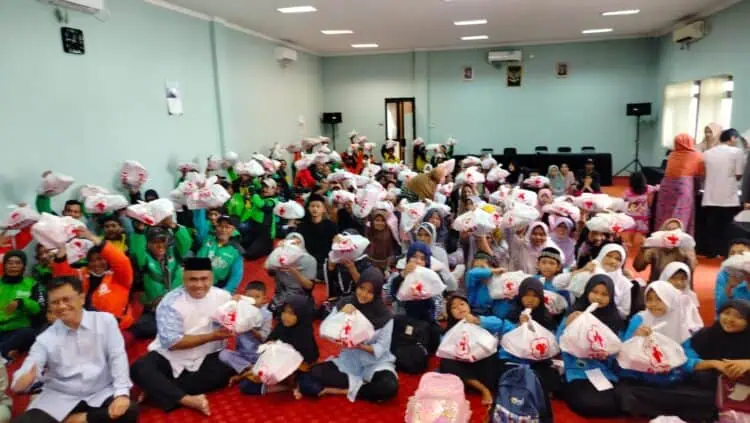PMI Banten Bagikan Ratusan Paket Sembako ke Go-Jek, Yatim Piatu Hingga Janda