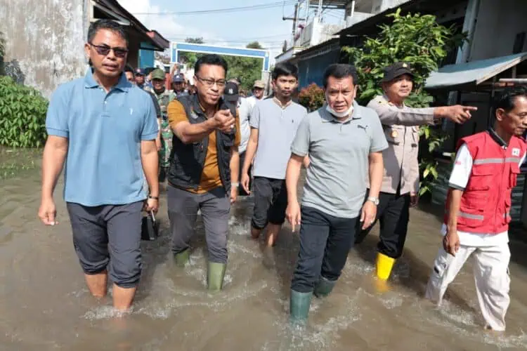 Bupati Tangerang Tinjau Banjir, Siagakan Pompa Air dan Bantuan