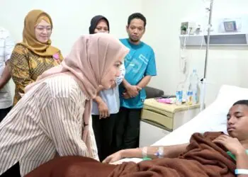 Bupati Serang Ratu Rahmatuzakiyah, menjenguk korban tertimpa reruntuhan rumah, yang kini menjalani perawatan tim medis. (ISTIMEWA)