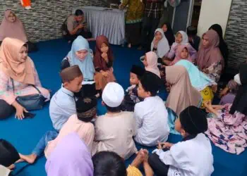 Anggota DPRD Kabupaten Serang, Desi Ferawati, saat berbincang dengan anak - anak yatim di kediamannya, di Kramatwatu. (ISTIMEWA)