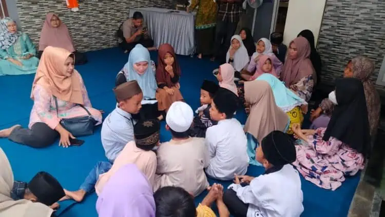 Anggota DPRD Kabupaten Serang, Desi Ferawati, saat berbincang dengan anak - anak yatim di kediamannya, di Kramatwatu. (ISTIMEWA)