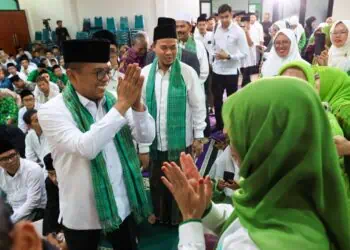 MENYAPA : Gubernur Banten Andra Soni, menyapa para pengurus PWNU Banten. (ISTIMEWA)
