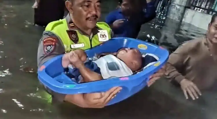 Puluhan Personel Polda Banten Bantu Evakuasi Korban Terdampak Banjir Cilegon
