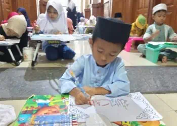 LOMBA MEWARNAI - Para peserta lomba mewarnai, yang terdiri dari siswa/siswi TPQ dan TKQ, sedang mengikuti lomba mewarnai, Minggu (8/3). (MARDIANA/SATELITNEWS.COM)