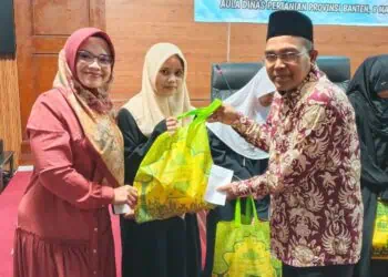 MEMBERIKAN SEMBAKO : Kepala Dinas Ketapang Provinsi Banten Nasir M Daud memberikan bantuan sembako usai membahas program ketahanan pangan dengan pengurus DPD HA IPB. (ISTIMEWA)