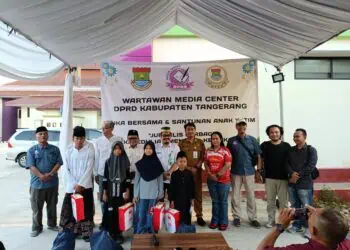 Jurnalis Media Center DPRD Kabupaten Tangerang Santuni Anak Yatim