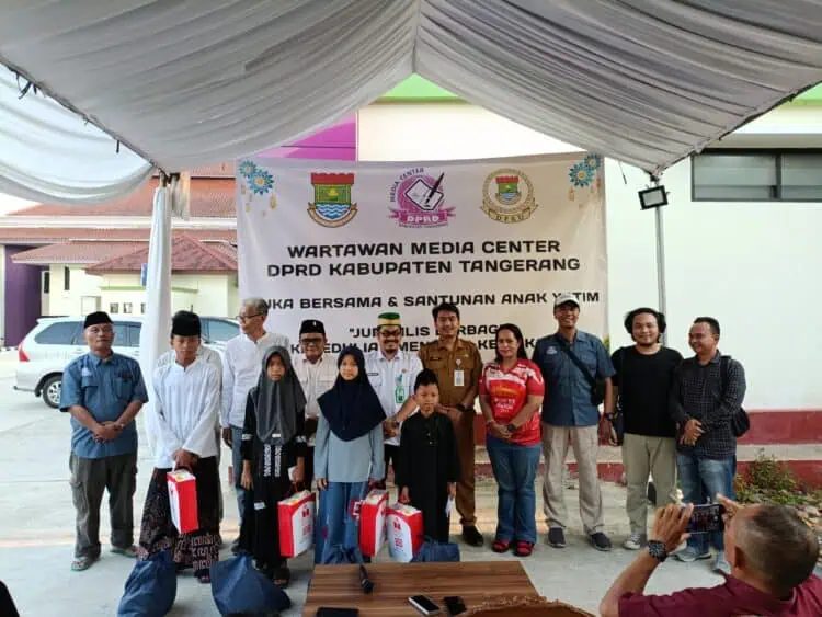 Jurnalis Media Center DPRD Kabupaten Tangerang Santuni Anak Yatim