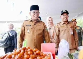 MENINJAU : Gubernur Banten Andra Soni meninjau lokasi bazar ramadan di kawasan KP3B. (ISTIMEWA)