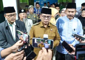 MEMBERIKAN KETERANGAN : Gubernur Andra Soni menyampaikan keterangan usai melakukan Safari Ramadan di gedung MUI Banten. (ISTIMEWA)