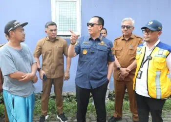Walikota Serang Budi Rustandi, meninjau titik banjir yang melanda Kota Serang. (ISTIMEWA)