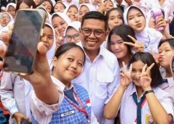 POTO BERSAMA : Gubernur Andra Soni poto bersama anak sekolah swasta beberapa waktu lalu. Sampai saat ini, program sekolah gratis untum tingkat SMA swasta belum berjalan dan dikeluhkan oleh pihak sekolah. (DOKUMEN/SATELITNEWS.COM)