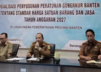 MENYAMPAIKAN ARAHAN : Kepala BPKAD Provinsi Banten Mahdani menyampaikan arahan kepada para pegawai BPKAD Provinsi Banten. (ISTIMEWA)