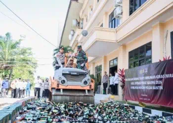 Pemusnahan ribuan botol miras, di Mapolda Banten. (ISTIMEWA)