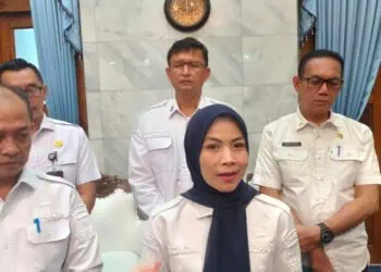 Bupati Serang Ratu Rachmatuzakiyah, saat di wawancarai wartawan di pendopo, usai Rakor dengan Forkopimda. (ISTIMEWA)