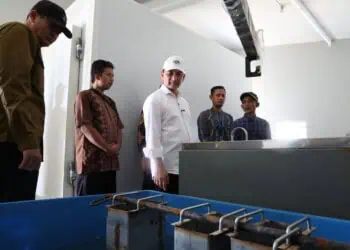 MENINJAU : Wagub Banten Achmad Dimyati Natakusumah, meninjau KNMP Cikiruhwetan, Kecamatan Cikeusik. (ISTIMEWA)