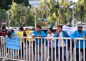 UNJUKRASA : Aktivis KNPI Pandeglang, melakukan demonstrasi di depan gedung BGN RI, terkait pengelolaan MBG di Pandeglang. (ISTIMEWA)