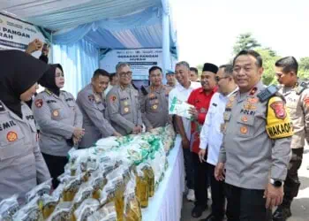 Wakapolda Banten Brigjen Pol. Dr. Hendra Wirawan meninjau pelaksanaan Gerakan Pangan Murah Polri di Serang, Jumat (13/3/2026), didampingi Dirbinmas Polda Banten Kombes Pol. Imam Tarmudi, untuk membantu masyarakat memperoleh bahan pokok dengan harga terjangkau. (IST/SATELIT NEWS)