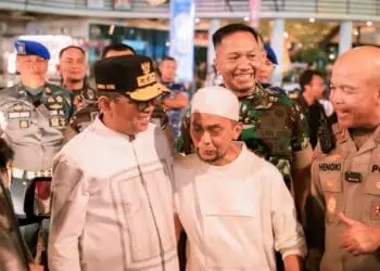 MENYAPA PEMUDIK : Gubernur Banten Andra Soni menyapa pemudik di pelabuhan penyebrangan Merak. (ISTIMEWA)