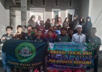 Padepokan Cimande Maung Banten (CMB), di Kecamatan Kramatwatu, Kabupaten Serang, memanfaatkan momentum bulan ramadan untuk melakukan aksi sosial dengan berbagi kebaikan berupa takjil, kepada masyarakat sekitar, Minggu (15/3/2026). (ISTIMEWA)