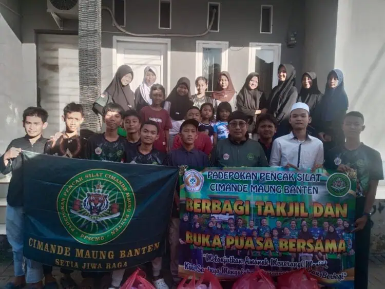 Padepokan CMB Kabupaten Serang Berbagai Takjil di Bulan Ramadan