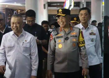 MENINJAU ARUS MUDIK : Kapolda Banten Irjenpol Hengki (kanan), mendampingi Menhub Dudy Purwagandhi, meninjau arus mudik di Pelabuhan BBJ dan Pelabuhan Merak. (ISTIMEWA)