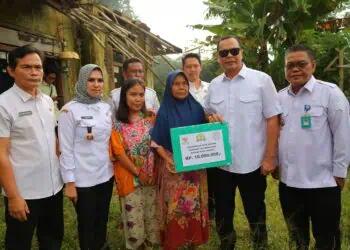DITENGAH MASYARAKAT - Walikota Serang Budi Rustandi, meninjau kondisi dan menyalurkan bantuan untuk masyarakat di kediamannya. (ISTIMEWA)