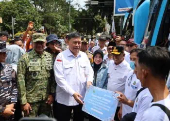 Direktur Utama Bank Banten Muhammad Busthami, menyerahkan bingkisan paket kepada peserta mudik gratis yang dilaksanakan Pemprov Banten. Penyerahan dilakukan secara simbolis, pada saat pelepasan mudik gratis oleh Gubernur Banten Andra Soni, di Alun-alun Kota Serang, Rabu (18/3/2026). (ISTIMEWA)