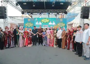 Walikota Serang Budi Rustandi, berfoto bersama dengan para pihak terkait di kawasan Pasar Jedogan', di Kota Serang. (ISTIMEWA)