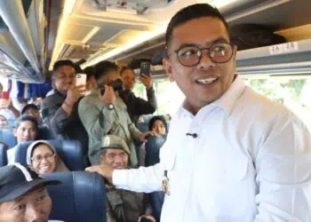 MENYAPA PEMUDIK : Gubernur Banten Andra Soni, menyapa pemudik yang menikmati program Mudik Gratis. (ISTIMEWA)