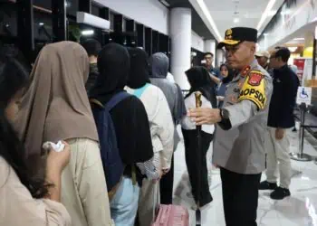 MENGATUR ANRTREAN : Kapolda Banten Irjenpol Hengki, mengatur antrean di pelabuhan Merak. (ISTIMEWA)