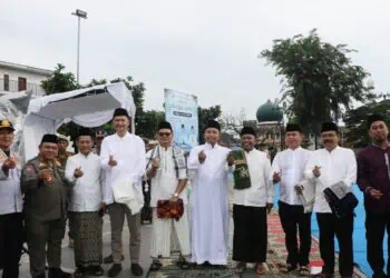 Wabup Serang Najib Hamas, foto bersama usai mendirikan solat Idulfitri 1447, Sabtu (21/3/2026). (ISTIMEWA)
