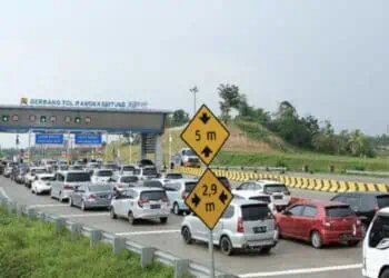Kepadatan kendaraan di gerbang Rangkasbitung Tol Serang - Panimbang. (ISTIMEWA)