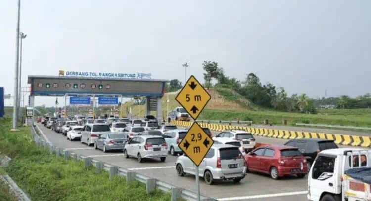 Kepadatan kendaraan di gerbang Rangkasbitung Tol Serang - Panimbang. (ISTIMEWA)