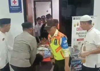 Petugas mengevakuasi seorang ibu, yang melahirkan di Stasiun Rangkasbitung. (ISTIMEWA)